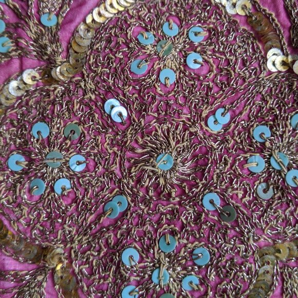 Embroidered and sequined colourful throw pillow - Picture 7 of 8